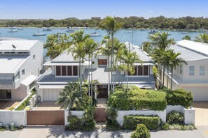 A modern house with a view of a marina. - Riverside Elegance on Noosa Parade (Noosa)