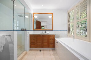 Douche, baignoire à remous, séchoir à cheveux, serviettes fournies