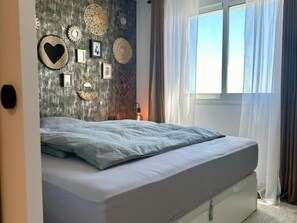 2 bedrooms, iron/ironing board, Internet, bed sheets