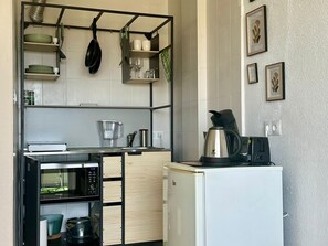 Fridge, microwave, oven, coffee/tea maker