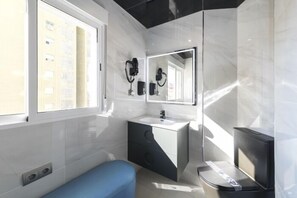 Douche, séchoir à cheveux, serviettes fournies