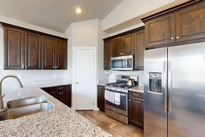 Red Cliffs Townhouse in Washington, outdoor pool + near Zion National Park