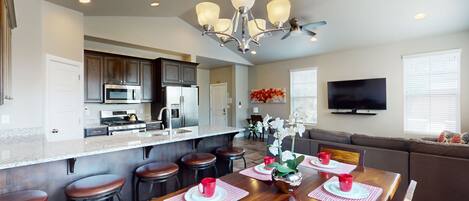 冷蔵庫、電子レンジ、オーブン、コンロ