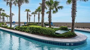 Alberca techada y alberca climatizada