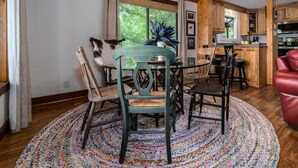 A cozy dining area with a round table, chairs, and a patterned rug. - Tranquil home near W&L, VMI (Lexington)