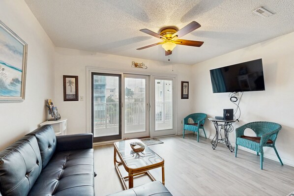 TV - Ocean view condo on beach block with balcony, near restaurants and more (Ocean City)