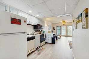 Fridge, microwave, oven, stovetop - Ocean view condo on beach block with balcony, near restaurants and more (Ocean City)