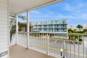 Property grounds - Ocean view condo on beach block with balcony, near restaurants and more (Ocean City)