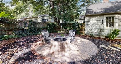 Charming House with Cozy Patio and Firepit for Relaxing Evenings