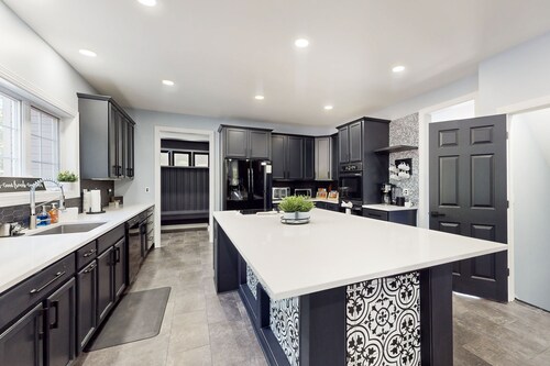 Dog-Friendly spacious house w/private pool, private pool table & ping pong table