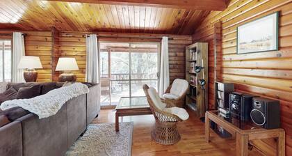 Cabin Retreat with river view, private pool & wood stove