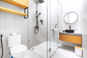 Vila Keluarga, 2 kamar tidur, kolam renang pribadi | Kamar mandi | Shower, pancuran hujan, pengering rambut, dan jubah mandi