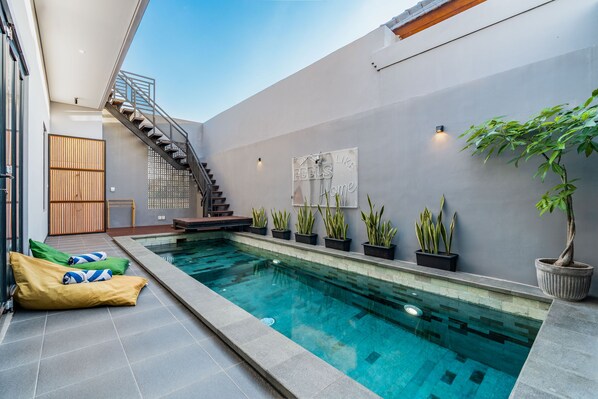 Kolam renang outdoor, dengan kursi berjemur