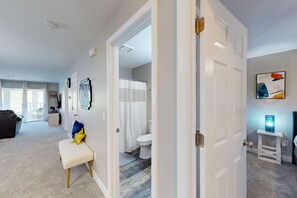 Een haardroger, handdoeken