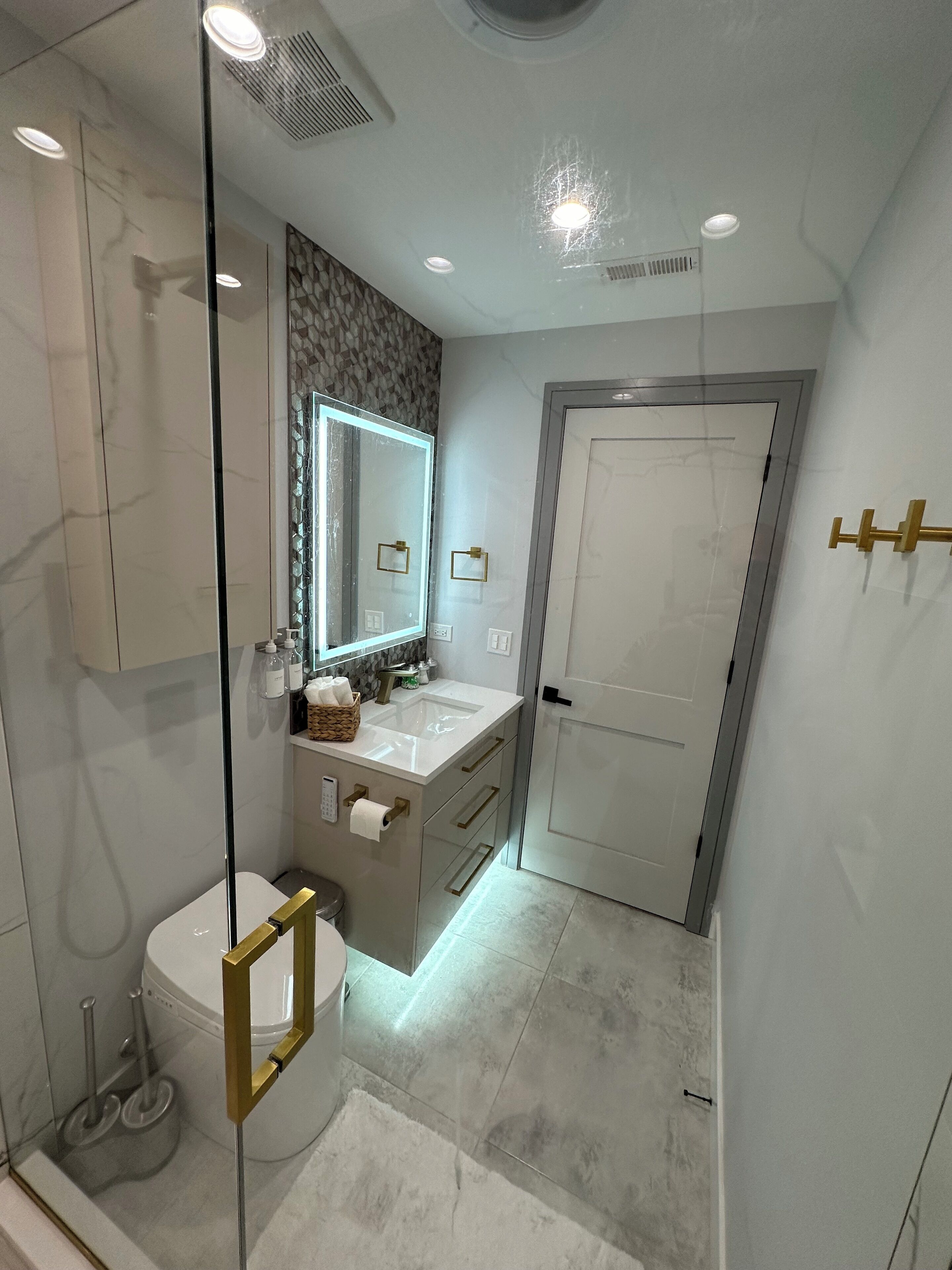 Dusj, hårføner, håndklær og såpe