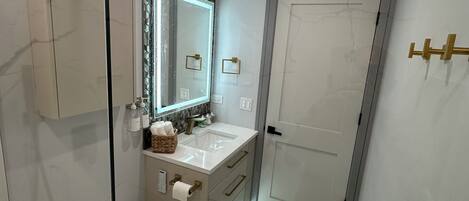 Dusj, hårføner, håndklær og såpe