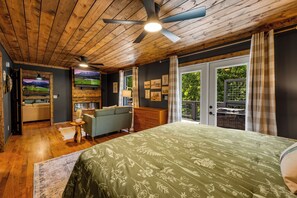 3 bedrooms, WiFi, bed sheets - Central! Game Room! Hot Tub! (Pigeon Forge)