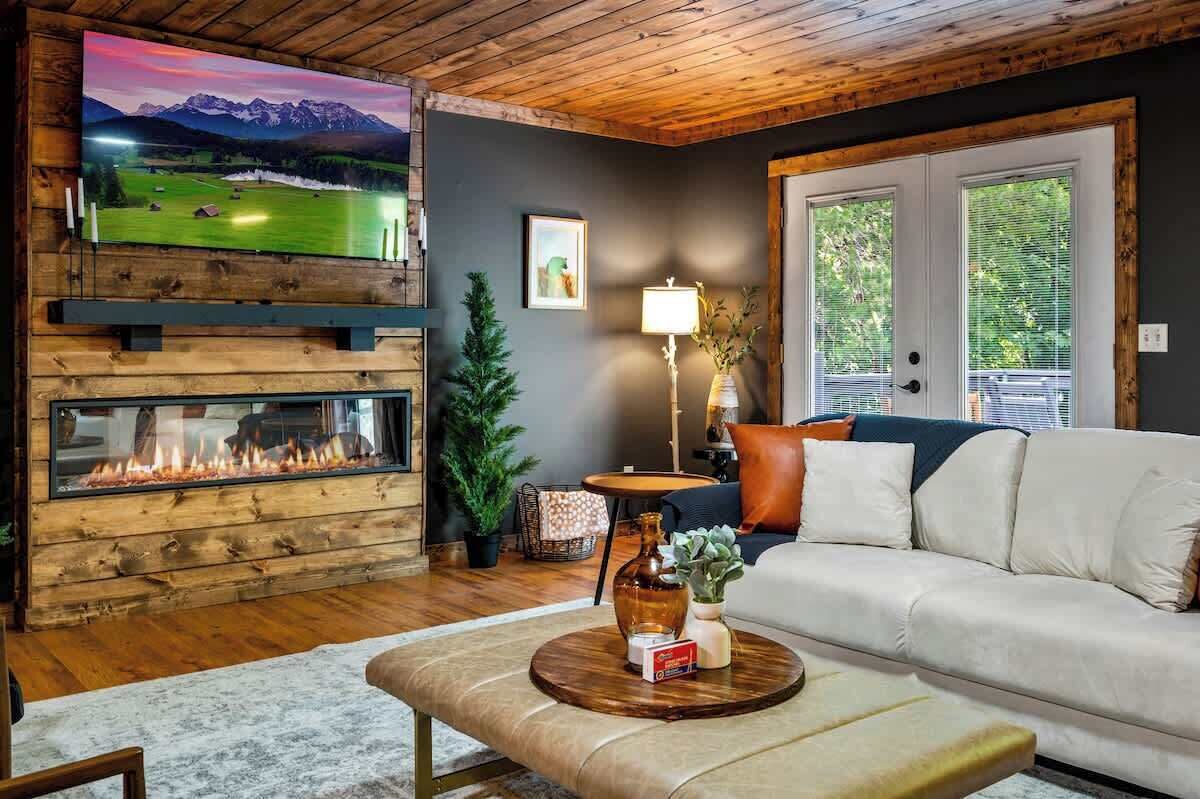 TV, fireplace