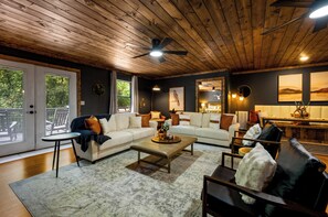 TV - Central! Game Room! Hot Tub! (Pigeon Forge)