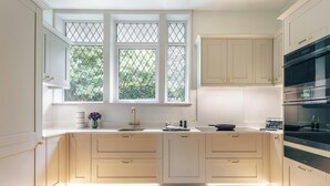 Coffee/tea maker, fridge, microwave, oven - High Cross Lodge | Ridgestone (Troutbeck)