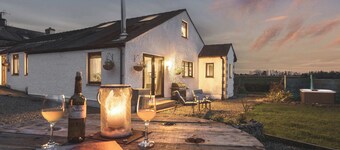 Levens Farmstead Rural Retreat with Hot Tub