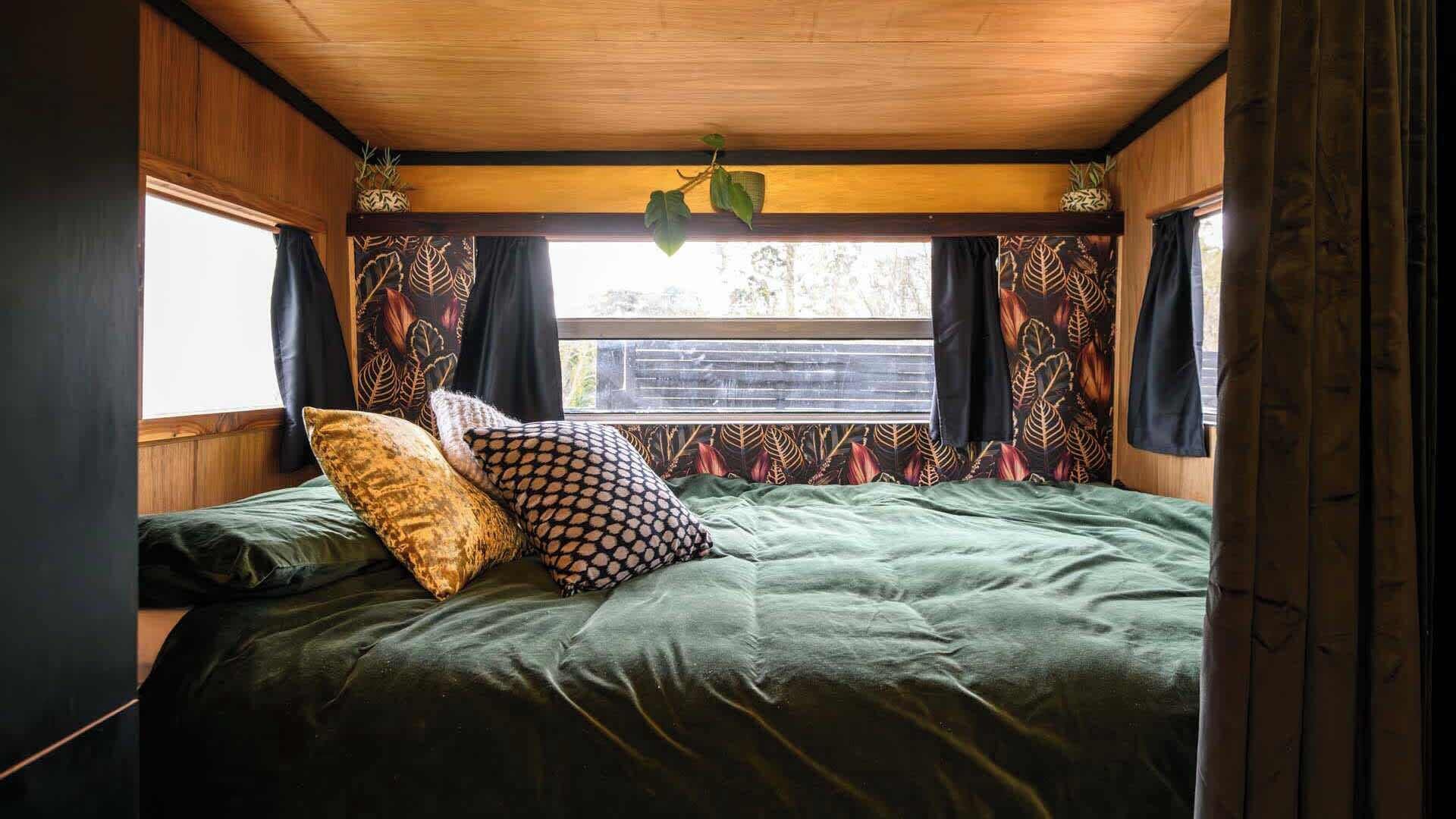 Tabla de planchar con plancha, wifi, ropa de cama