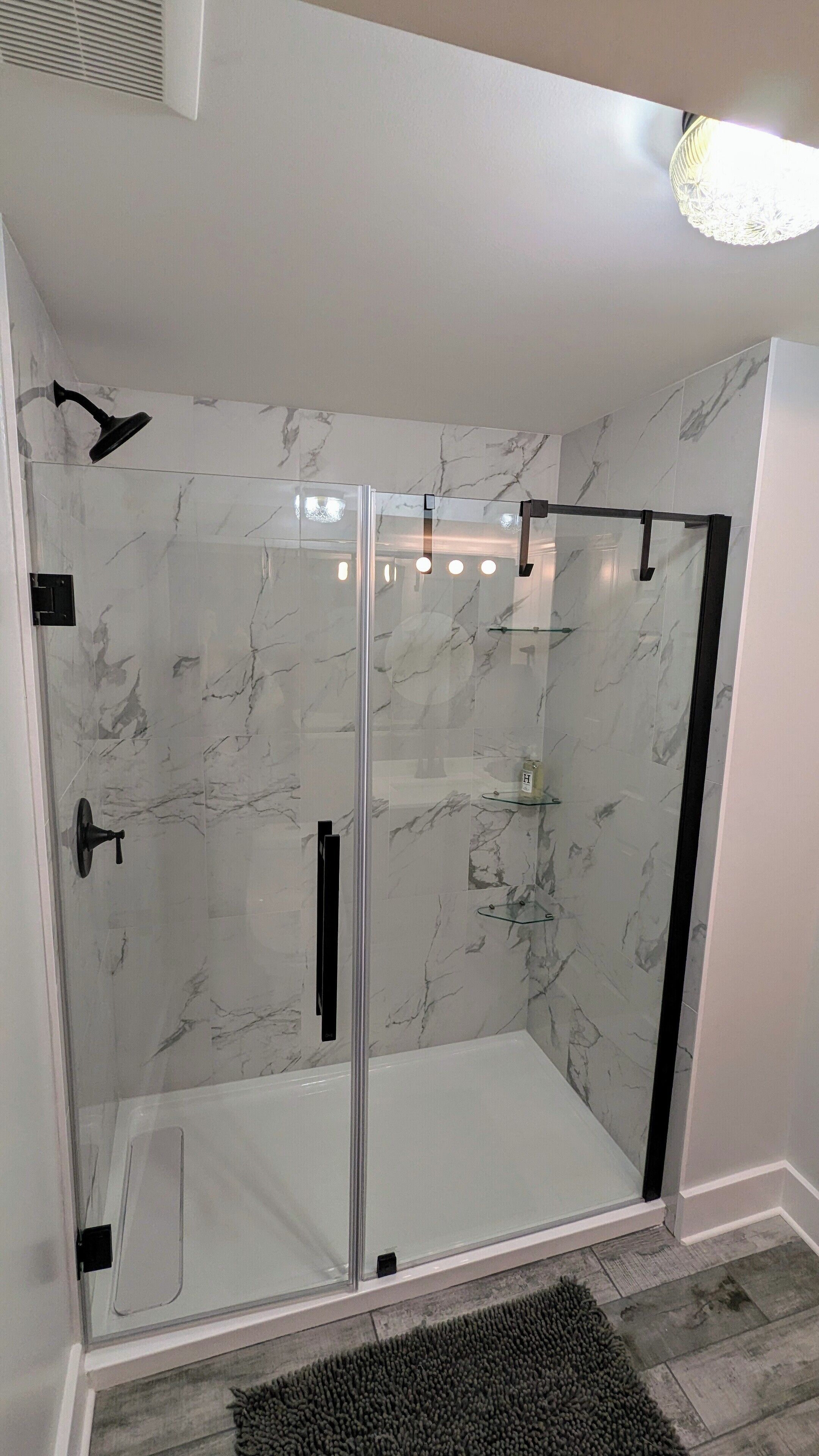 Regadera, toallas, jabón, papel de baño 