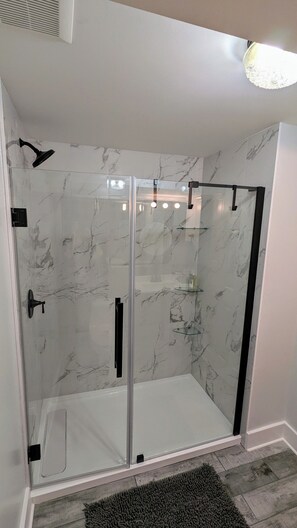 Shower, towels, soap, toilet paper - Charming cool retreat in Canton: Perfect base for Smokies & Asheville adventures (Canton)