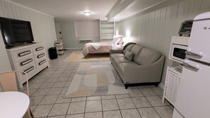 1 bedroom, desk, WiFi, bed sheets - Charming cool retreat in Canton: Perfect base for Smokies & Asheville adventures (Canton)