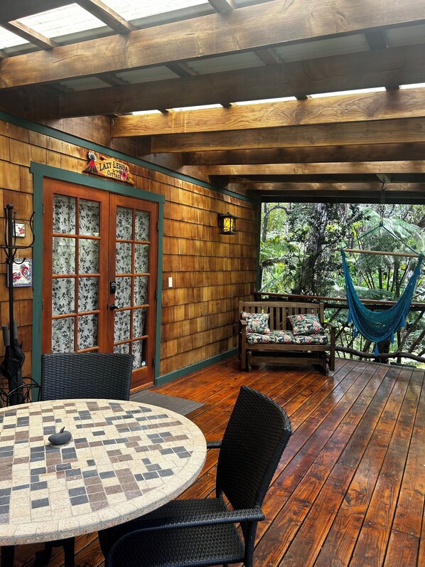 Outdoor dining - Lazy Lehua Cottage (Volcano)