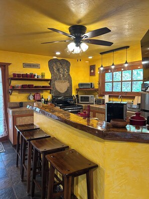 Fridge, microwave, oven, stovetop - Lazy Lehua Cottage (Volcano)