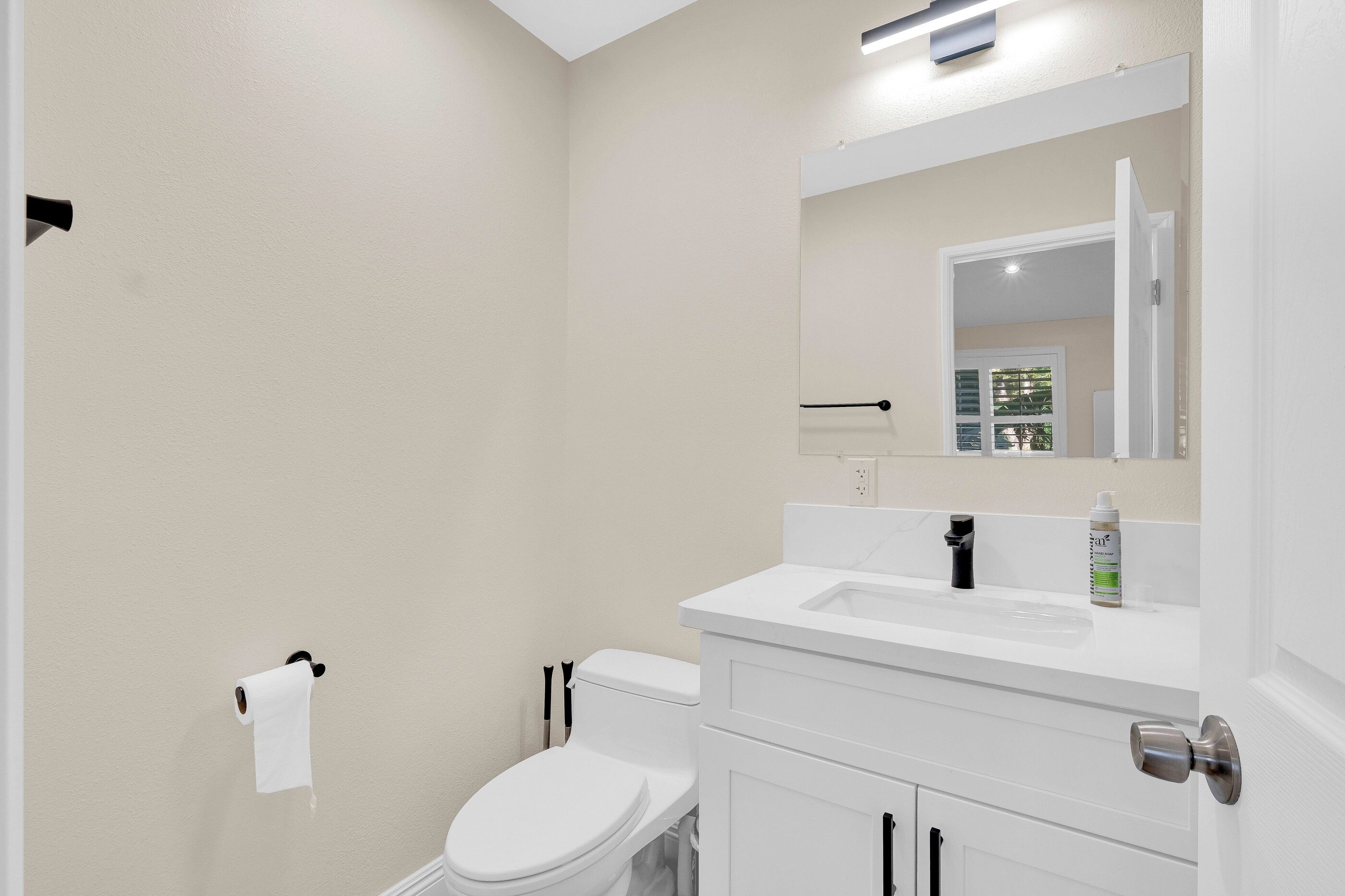 Sèche-cheveux, serviettes fournies, papier toilette