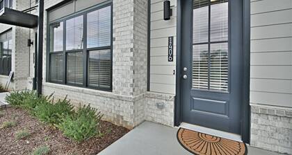 Rooftop w/River View -8 Min to Downtown & Neyland