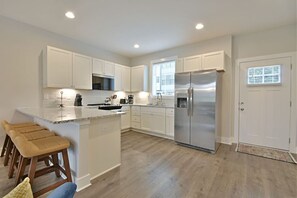 Fridge, microwave, oven, stovetop - Rooftop w/River View -8 Min to Downtown & Neyland (Knoxville)