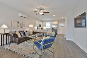 Smart TV - Rooftop w/River View -8 Min to Downtown & Neyland (Knoxville)