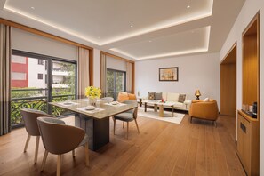 In-room safe, desk, laptop workspace, blackout curtains - Ginger Delhi Chanakyapuri (New Delhi)