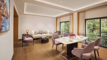 Executive Suite with 1Bedroom | In-room safe, desk, laptop workspace, blackout curtains
