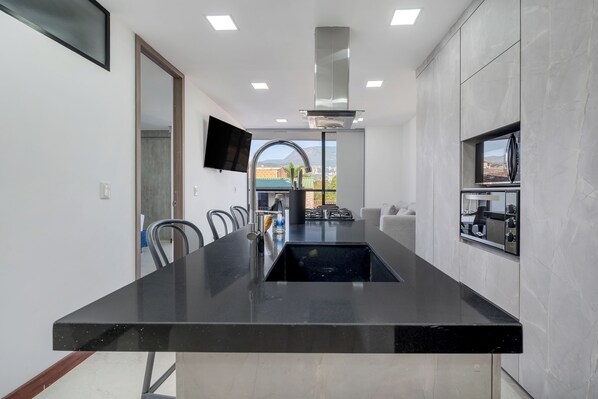 Microondas, horno, parrilla de estufa y cafetera y tetera 