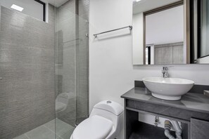 Douche, séchoir à cheveux, serviettes fournies, savon