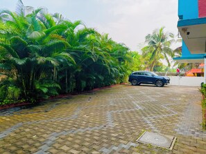 Free self parking - Relax Holiday Home,Margao Railway Station (Margao)