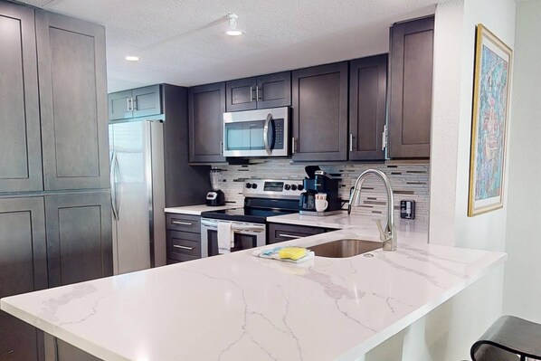 Frigorífic, microones, rentaplats i cafetera i tetera 