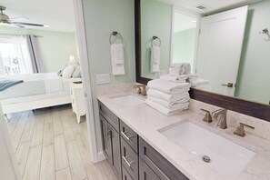 Dutxa, assecador de cabells, tovalloles i sabó 