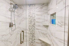 Dusche, Haartrockner, Handtücher, Shampoo