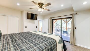 3 habitaciones, escritorio y tabla de planchar con plancha