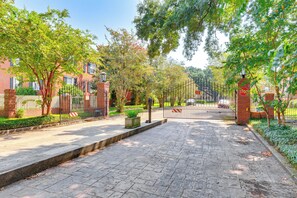 Property grounds - Pet-Friendly Mobile Condo ~ 4 Mi to Downtown! (Mobile)