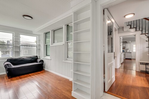 Madison Home: Walk to Main Street!