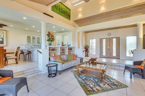 TV - Ocean-View Oasis w/ Pool in Kailua-Kona! (Kailua-Kona)