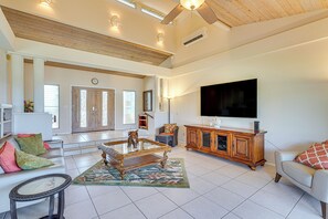 TV - Ocean-View Oasis w/ Pool in Kailua-Kona! (Kailua-Kona)