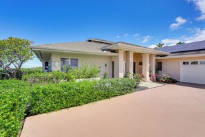 Exterior - Ocean-View Oasis w/ Pool in Kailua-Kona! (Kailua-Kona)