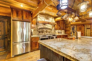 Fridge, microwave, stovetop, dishwasher - Private Hot Tub & Home Theater: Ranger Log Cabin! (Ranger)